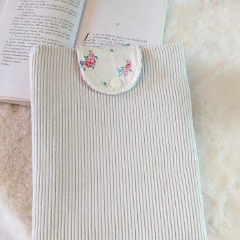 Protège livre format poche/ avec rabat ,velours blanc cassé/ petites fleurs