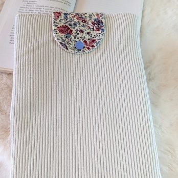 Protège livre format poche / avec rabat ,velours blanc cassé/ fleurs mauves