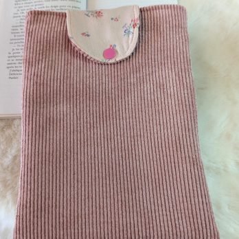 Protège livre format poche/ avec rabat ,velours rose / petites fleurs