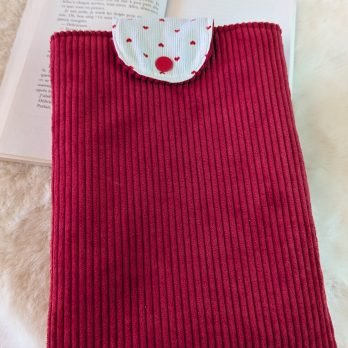 Protège livre format poche/ avec rabat ,velours rouge / coeurs