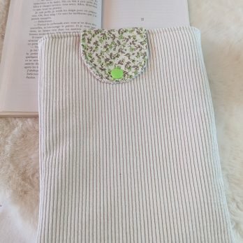 Protège livre format poche/ avec rabat ,velours blanc cassé/ liberty vert
