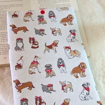 Housse ,protège livre format broché ,des chiens avec un noeud