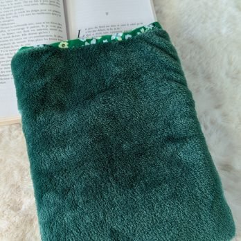 Protège livre format poche , pilou pilou vert / fleurs