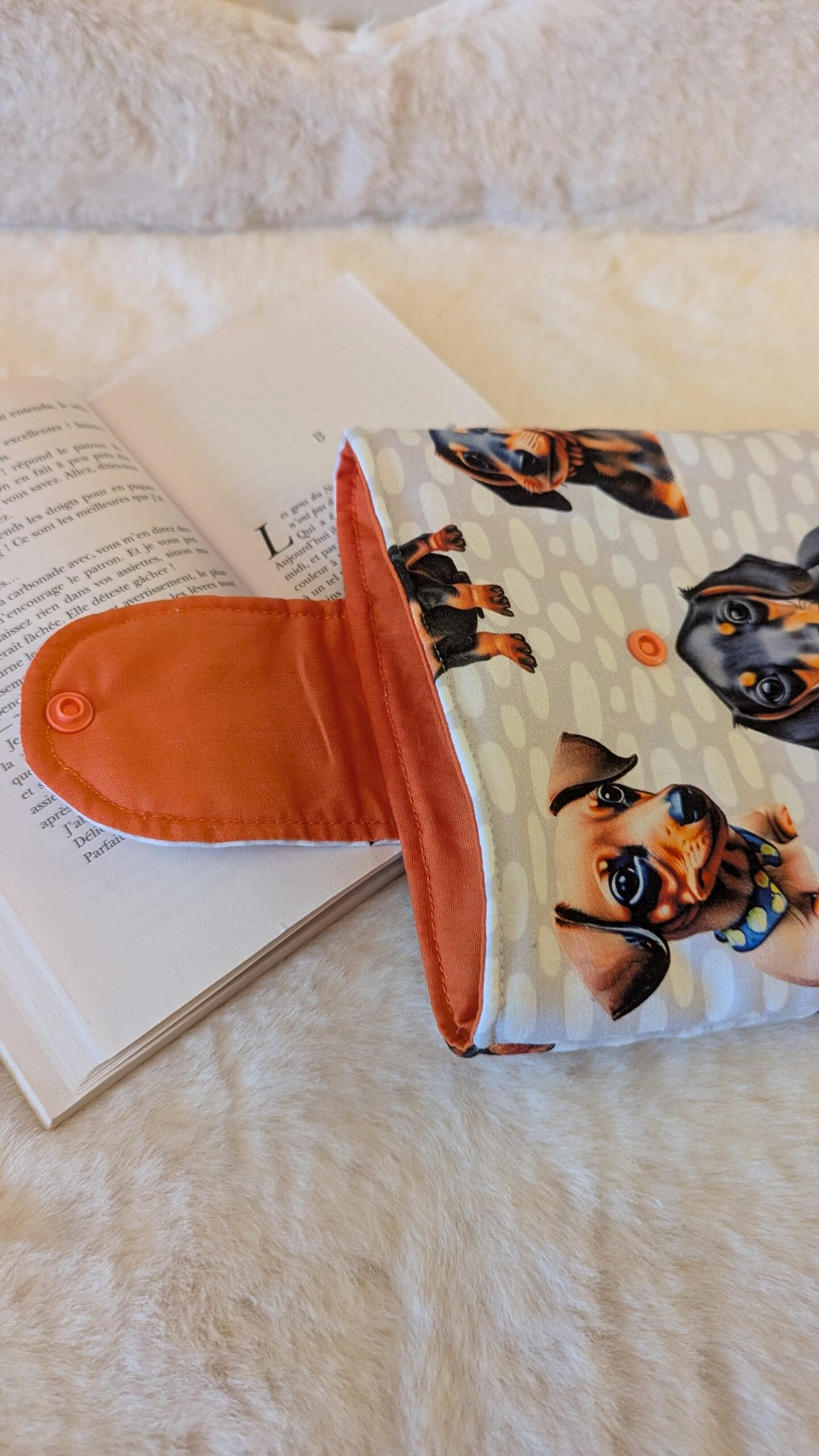 Protège livre format poche , avec rabat, des teckels – Image 2