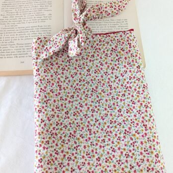 Pochette livre format broché rembourrée ,liberty  rouge avec un noeud