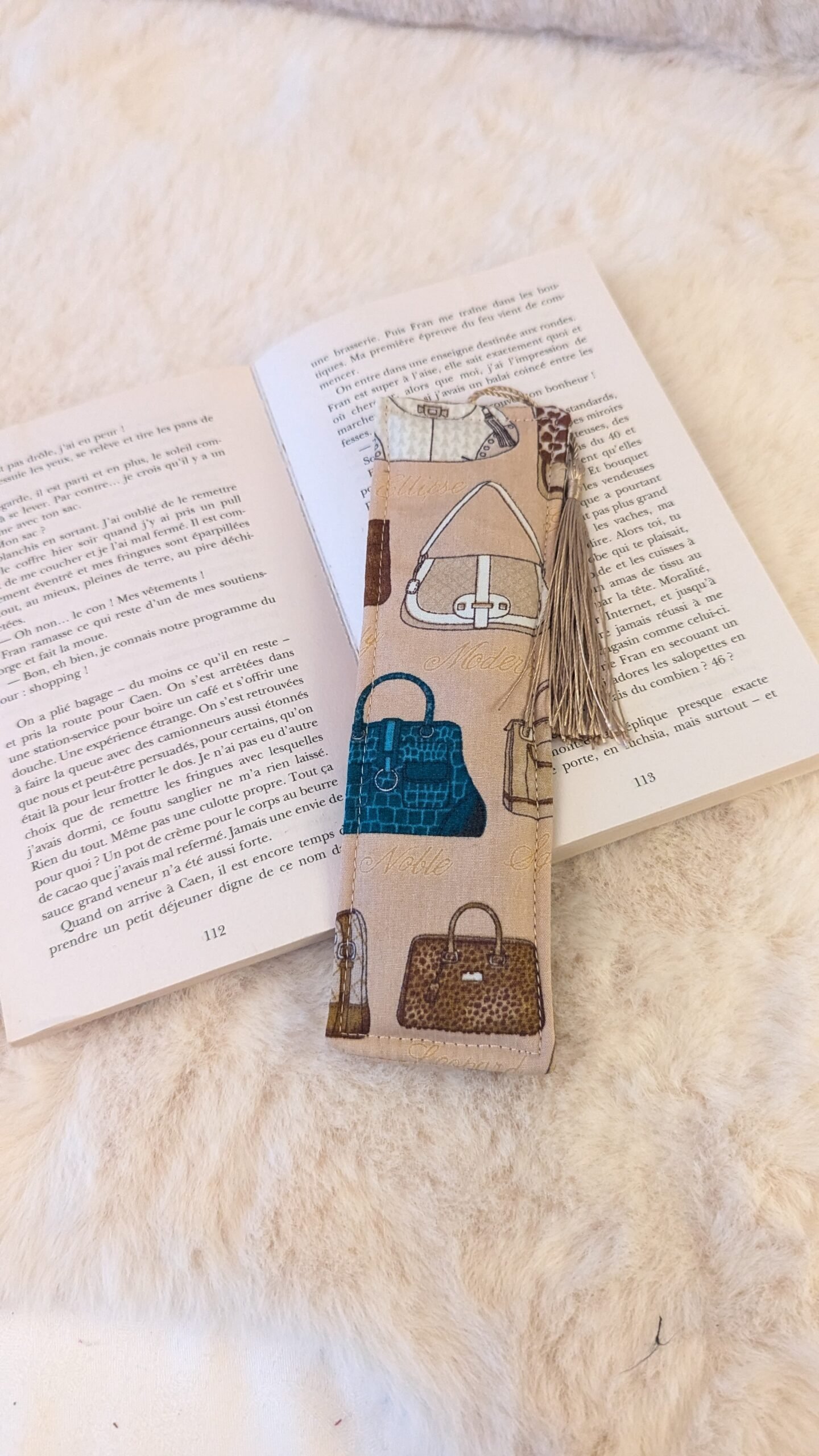 Marque page , en coton , rembourré, avec pompon , des sacs