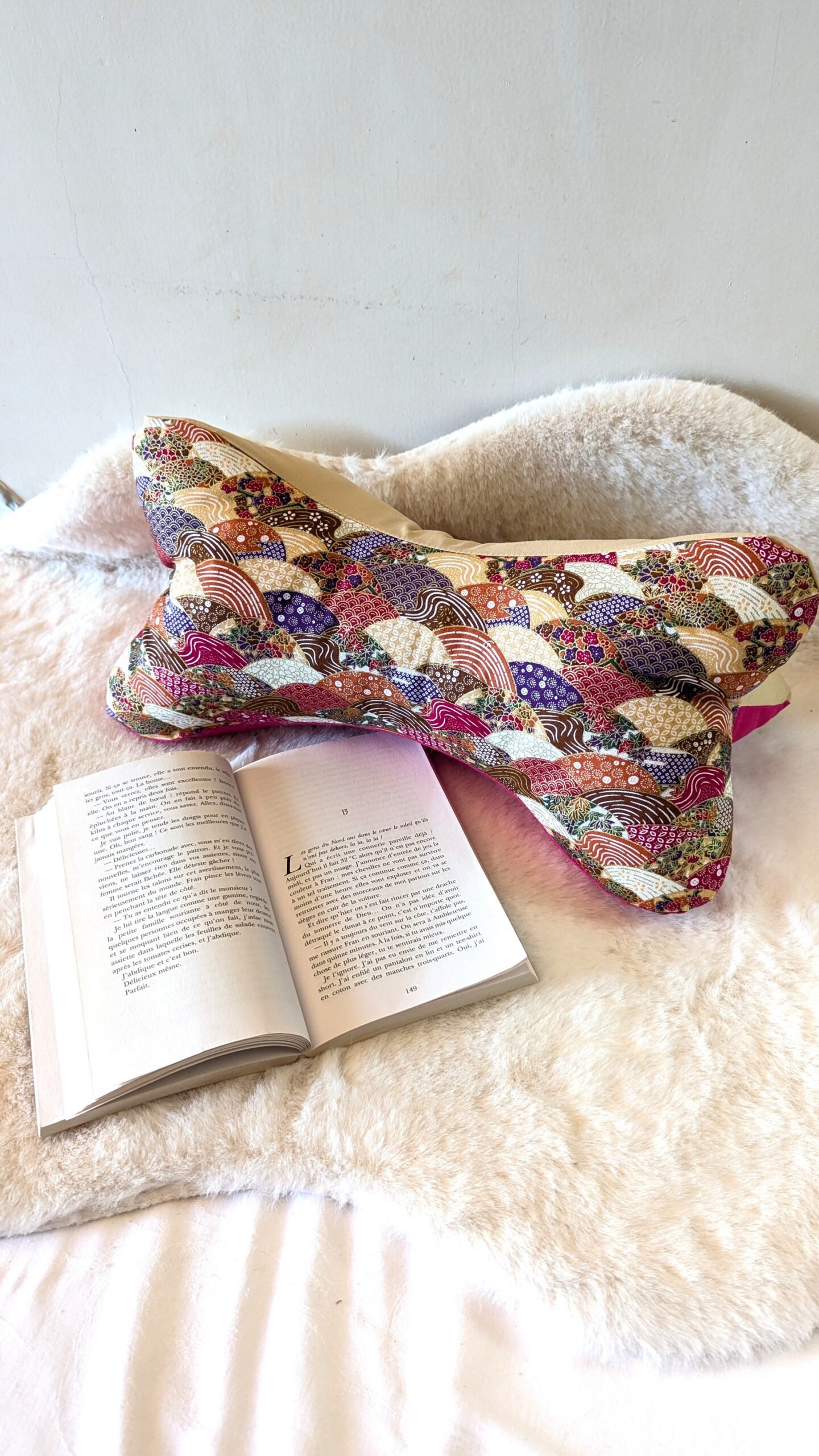 Coussin de lecture , cale nuque , tissu japonais vagues ocre/ rose
