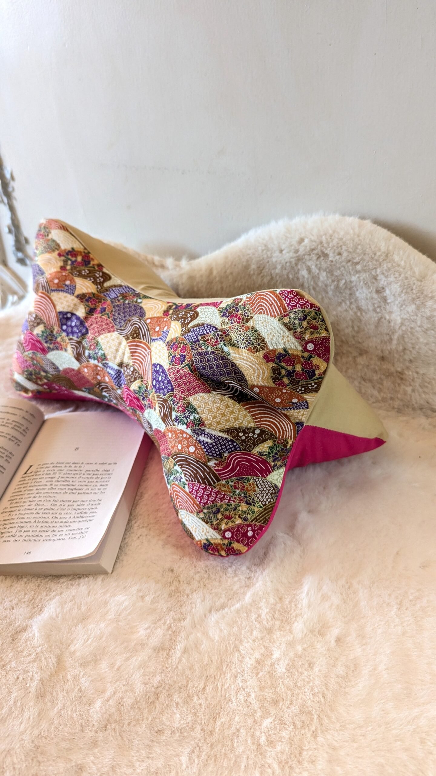 Coussin de lecture , cale nuque , tissu japonais vagues ocre/ rose – Image 2