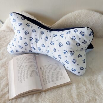 Coussin de lecture , cale nuque , petites fleurs bleues