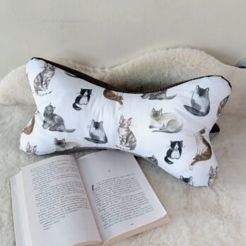 Coussin de lecture , cale nuque , des chats