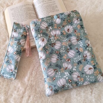 Housse ,protège livre format poche ,des citrouilles blanches avec MP assorti