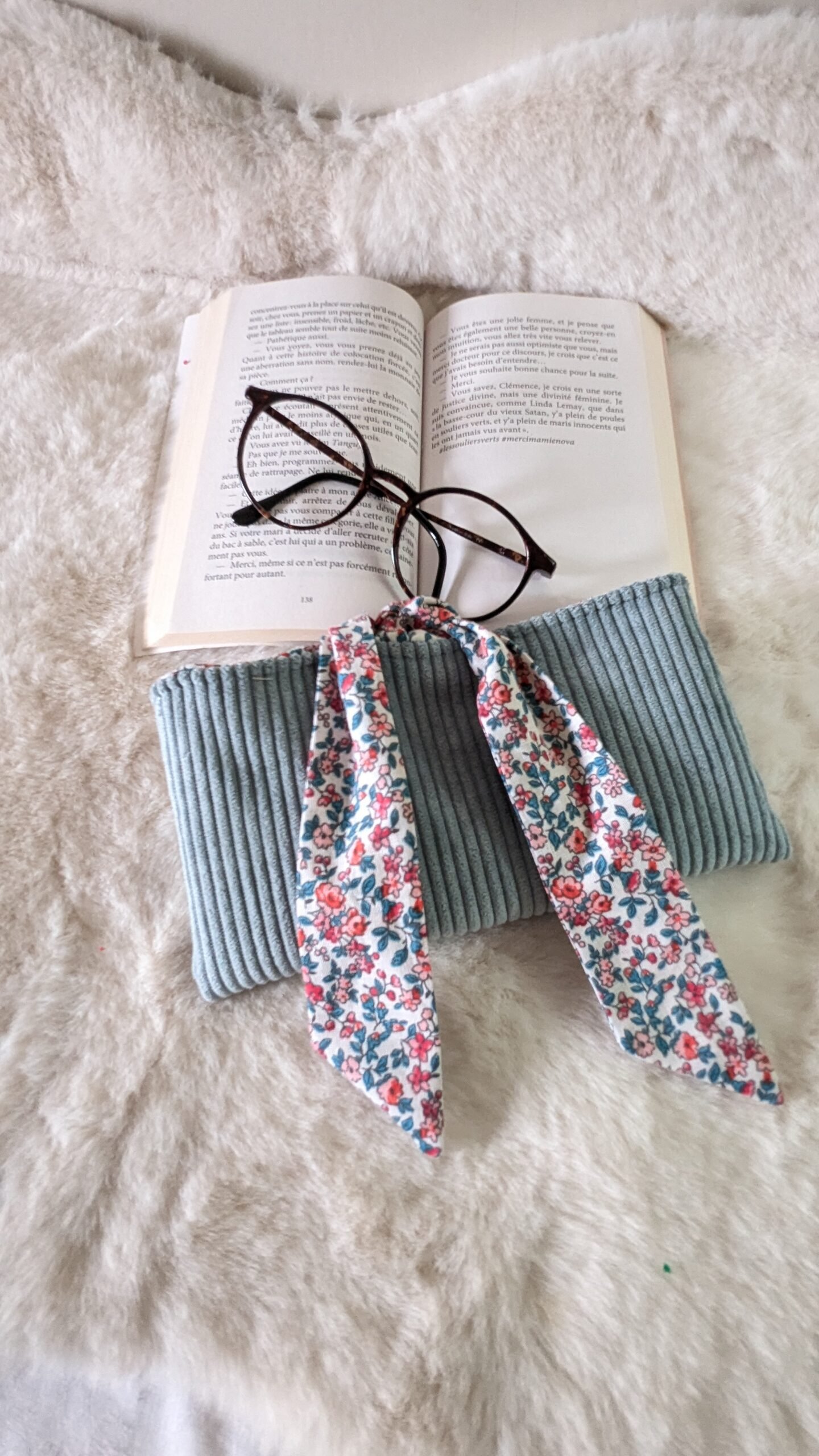 Etui à lunettes , avec un nœud /velours vert/ liberty