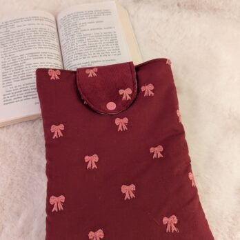 Protège livre format poche , avec rabat, tissu velours nœuds roses