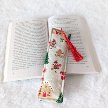 Marque page , en coton , rembourré, avec pompon , gnomes/pain d'épice