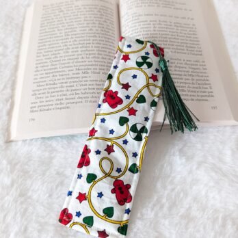 Marque page , en coton , rembourré, avec pompon , guirlande bonhommes rouges