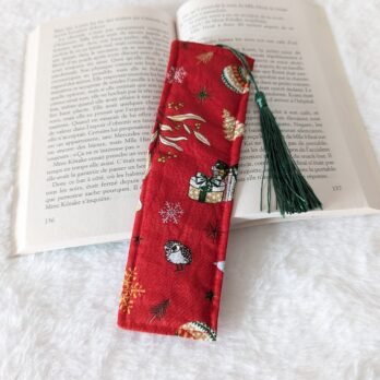 Marque page , en coton , rembourré, avec pompon , Cadeaux / fleurs/ fond rouge