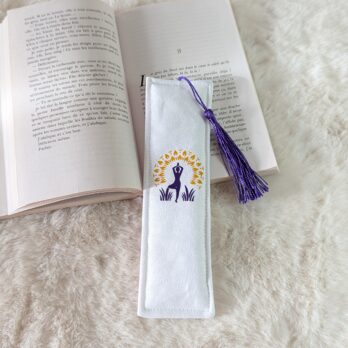 Marque page , en coton , rembourré, avec pompon Yoga