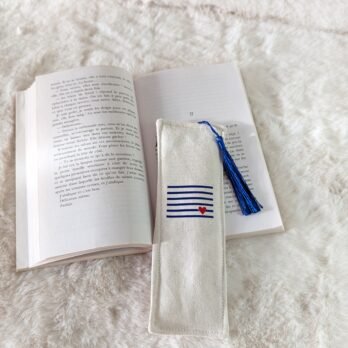 Marque page , en coton , rembourré, avec pompon lignes bleues cœur rouge
