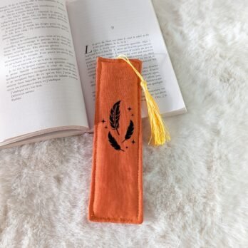 Marque page , en coton , rembourré, avec pompon orange / plumes