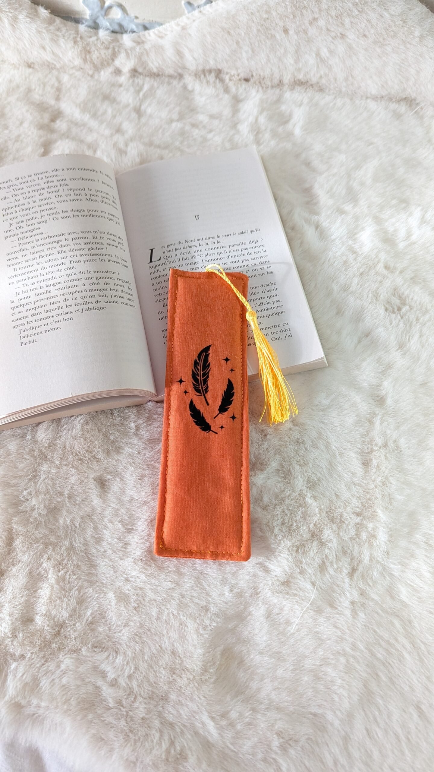 Marque page , en coton , rembourré, avec pompon orange / plumes