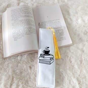 Marque page , en coton , rembourré, avec pompon jaune tasse livres