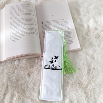 Marque page , en coton , rembourré, avec pompon livre/ papillons