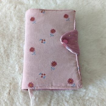 Protège livre format poche ,  avec un rabat sur le coté ,velours rose fleurs rouges