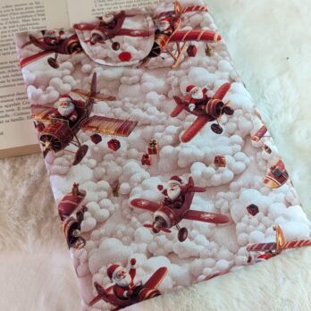 Housse ,protège livre format broché, avec rabat , père noël en avion