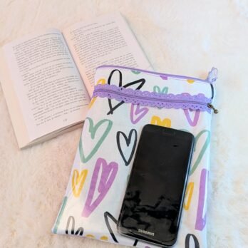 Protège livre Imperméable, format poche , avec 2 poches zippées , cœurs de couleurs