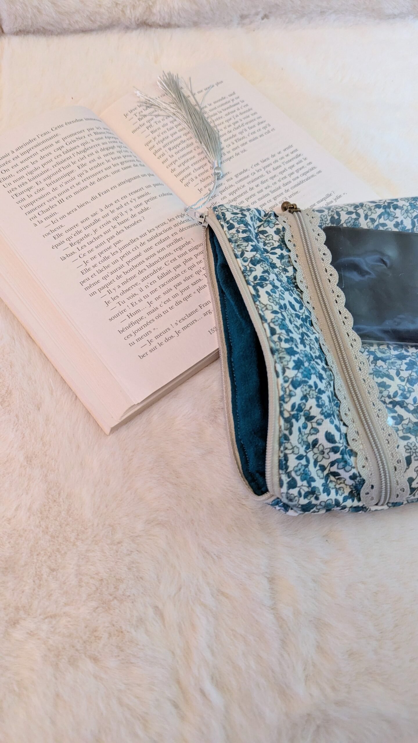 Protège livre Imperméable, format poche , avec 2 poches zippées , liberty bleu – Image 2