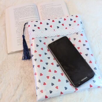 Protège livre Imperméable, format poche , avec 2 poches zippées , des cœurs rouges/ bleus