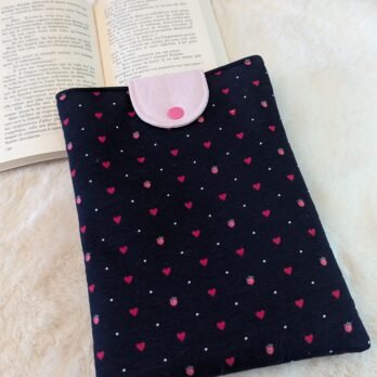Protège livre format poche ,  avec un rabat , petits cœurs roses/ fond marine