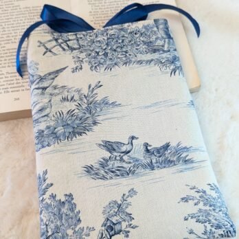 Housse ,protège livre format broché ,toile de jouy bleue