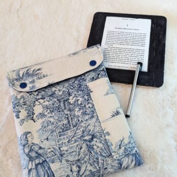 Protège liseuse , avec compartiment pour le stylet  toile de Jouy bleue