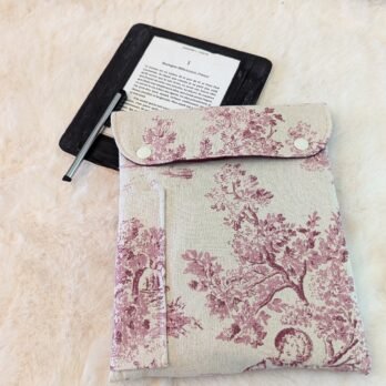 Protège liseuse , avec compartiment pour le stylet  toile de Jouy rouge