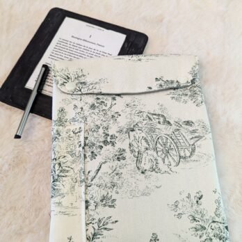 Protège liseuse , avec compartiment pour le stylet  toile de Jouy verte