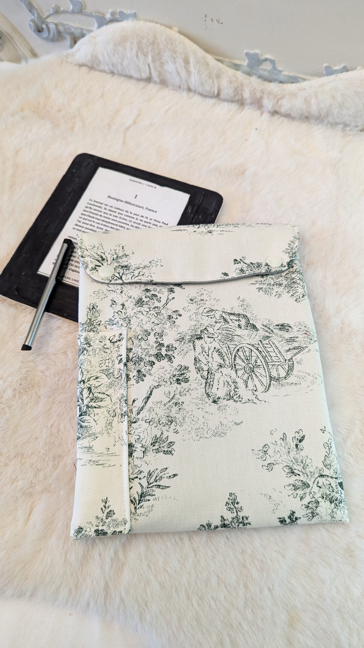 Protège liseuse , avec compartiment pour le stylet toile de Jouy verte