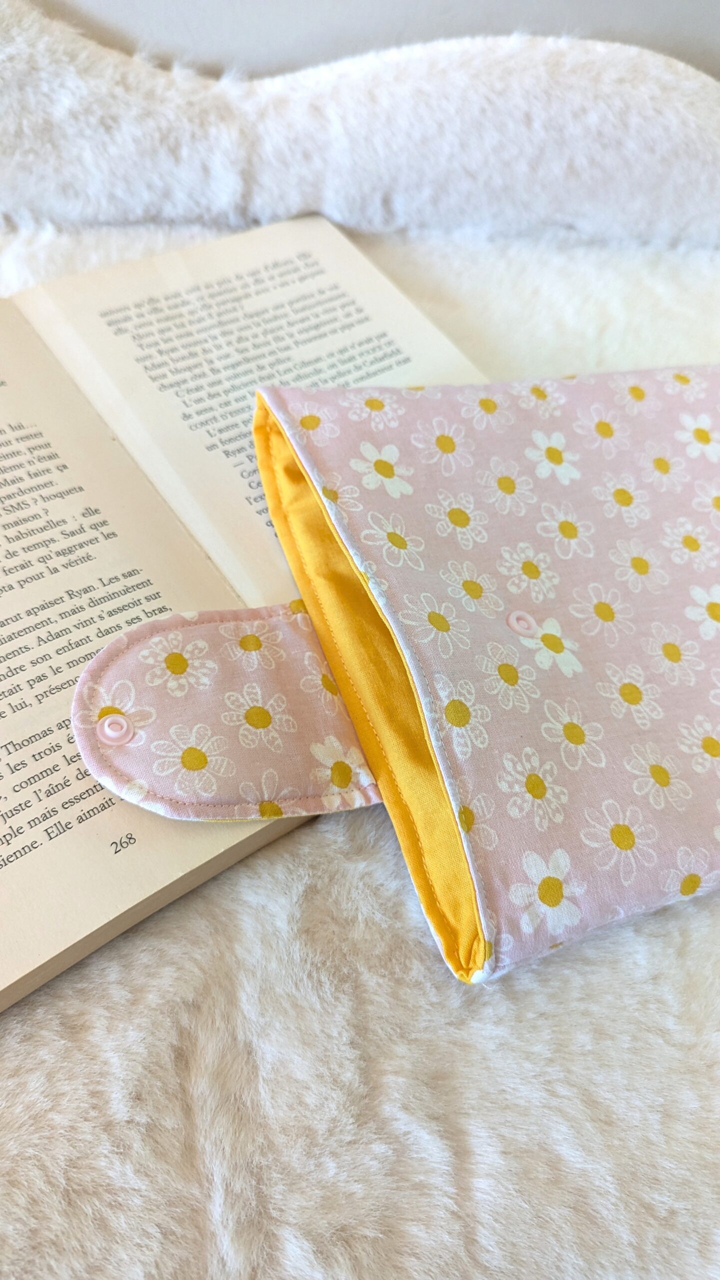 Protège livre format broché ,avec rabat, des pâquerettes – Image 2