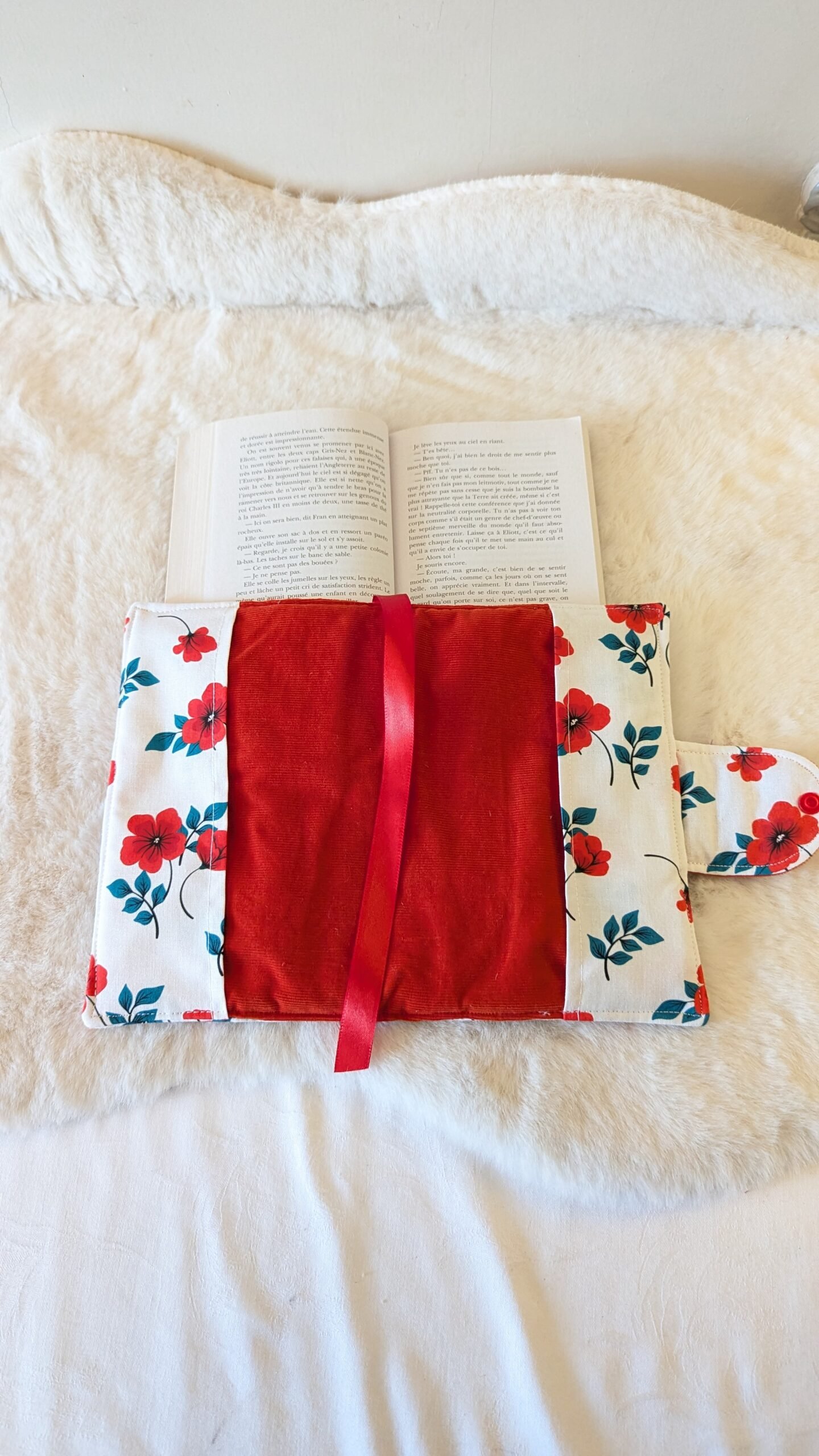 Protège livre format poche , avec un rabat sur le coté ,des fleurs rouges – Image 2