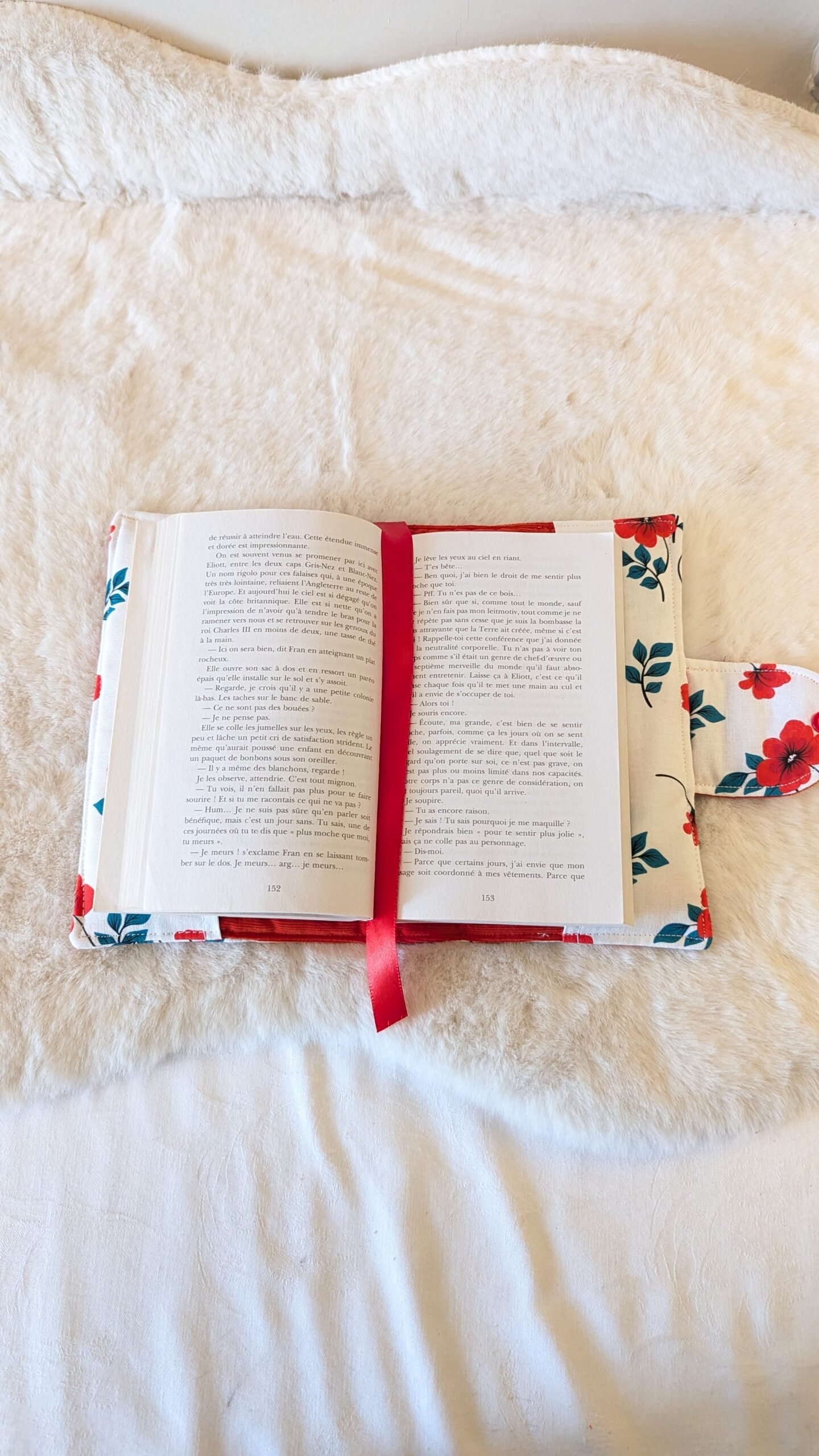 Protège livre format poche , avec un rabat sur le coté ,des fleurs rouges – Image 3