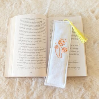 Marque page , en coton , rembourré, avec pompon  fleur de pissenlit papillons