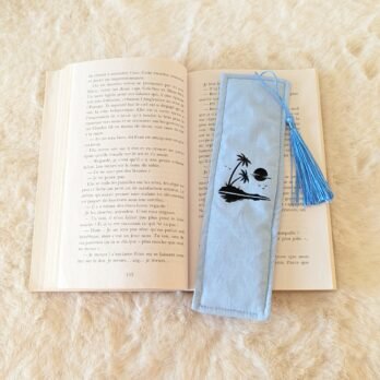 Marque page , en coton , rembourré, avec pompon  une île