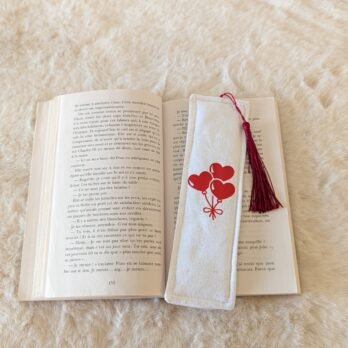 Marque page , en coton , rembourré, avec pompon  coeurs / ballons rouges