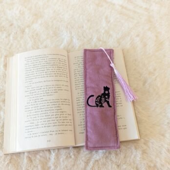 Marque page , en coton , rembourré, avec pompon  , velours rose chat