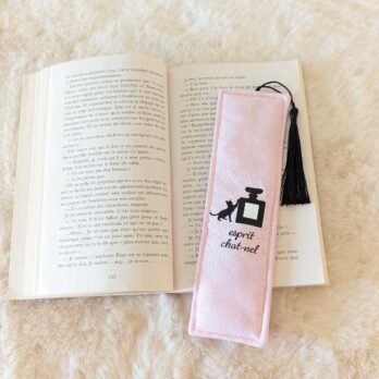 Marque page , en coton , rembourré, avec pompon  esprit chat-nel