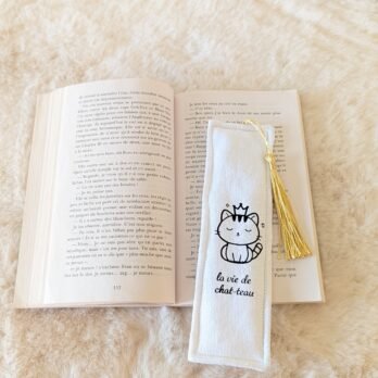 Marque page , en coton , rembourré, avec pompon   la vie de chat-teau"