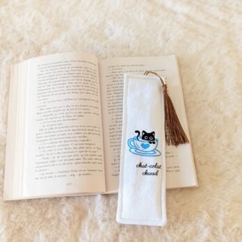 Marque page , en coton , rembourré, avec pompon  chat- colat chaud