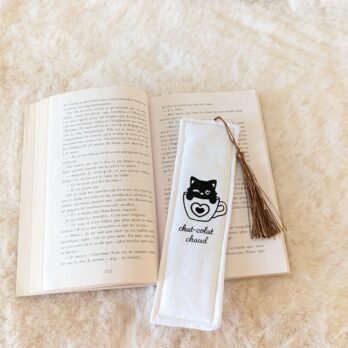 Marque page , en coton , rembourré, avec pompon  chat- colat chaud