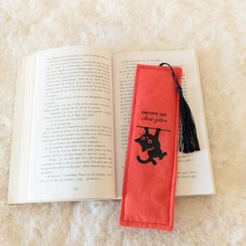 Marque page , en coton , rembourré, avec pompon  encore un chat-pitre