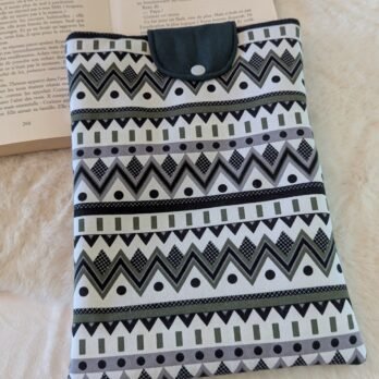 Protège livre format broché ,avec rabat, motif Aztèque vert